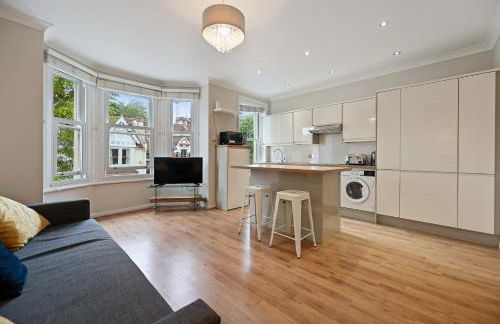 Entire 2 Bed First Floor Flat - Photo 3