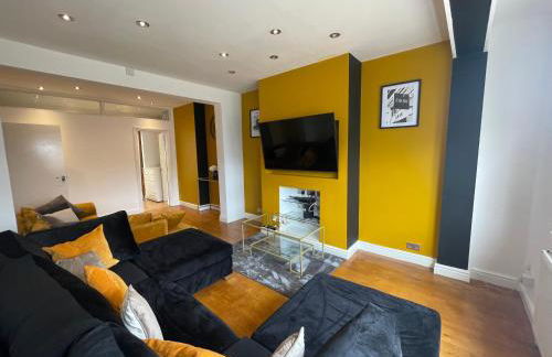 5 Bed Haven - Off Street Parking - Pool Table - Photo 9