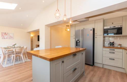 Pass the Keys Stunning Spacious Chessington Gem with Parking - Photo 11