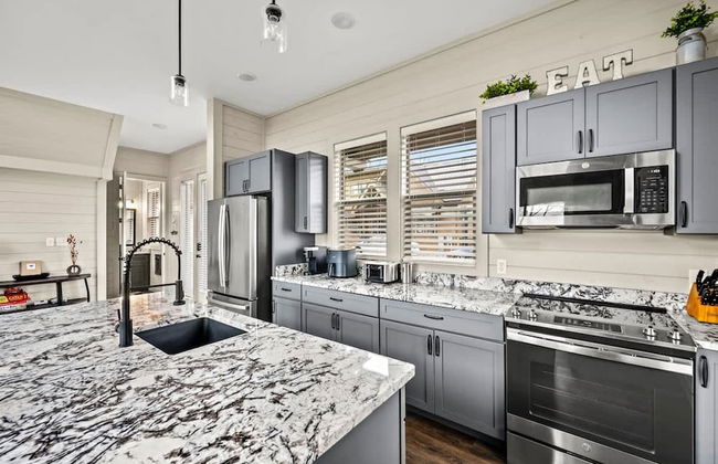 NEW Lake View Indoor Pool Sleeps 14 Hot Tub - Foto 7