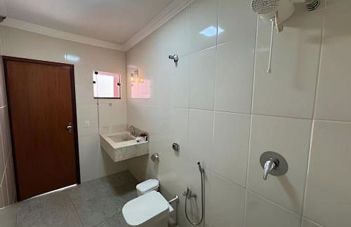 Espaçosa casa próxima ao Centro - Foto 72