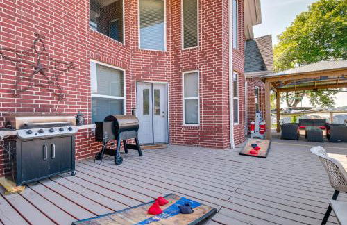 Beautiful Montgomery Home with Lakefront Deck! - Foto 39