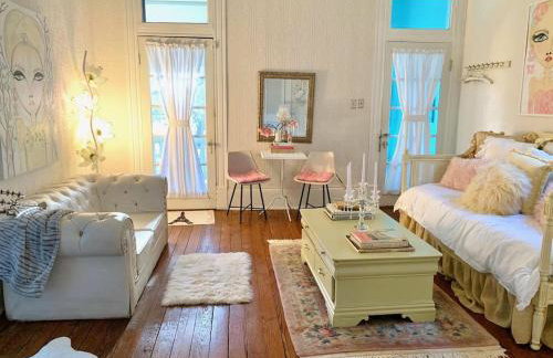 4BR 3 BA HUGE, Balcony, Cemetery, Streetcar sleeps 8! - Photo 64