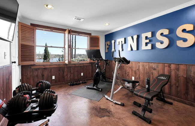 7BR Lakefront Haven Pool Hot Tub Gated 4acres - Foto 23