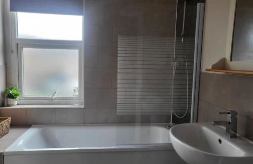 Nice 2 bedroom (3 beds) house in Huddersfield - Foto 2