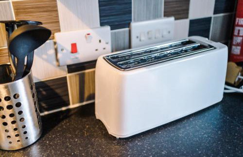 Relaxing 3 Bedroom Chester Home with garden - Photo 7