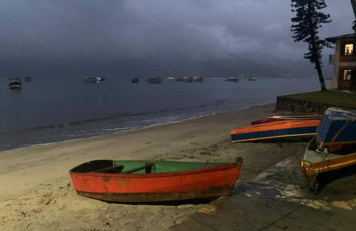 Praia das Cigarras São Sebastião a 50 metros da praia - Wi-Fi - 500 Mega - Foto 36
