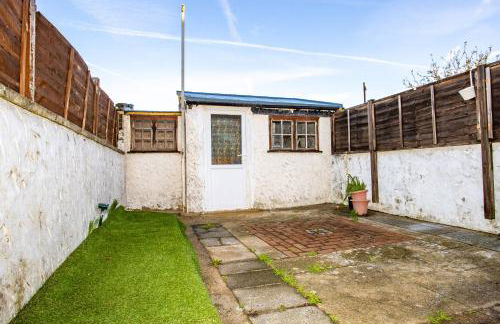 Sunny 3BR Home Near Portsmouth Park - Photo 17