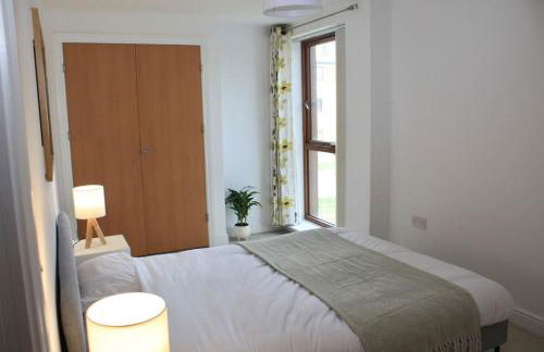 Spacious 2 Bed 2 Bath Apartment & Free Parking - LGW 10min drive - Foto 18