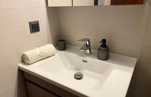 Cozy & Connected, Walk to Culture, Metro in Minutes - Foto 9