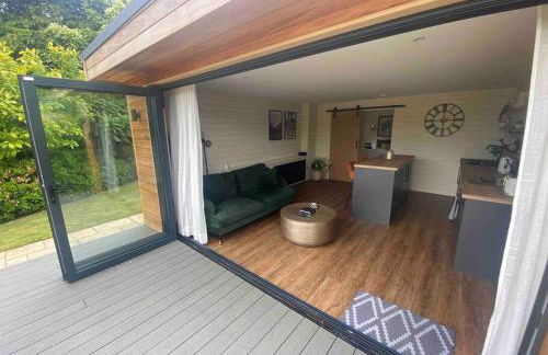 brand new cozy cabin with parking - Foto 13