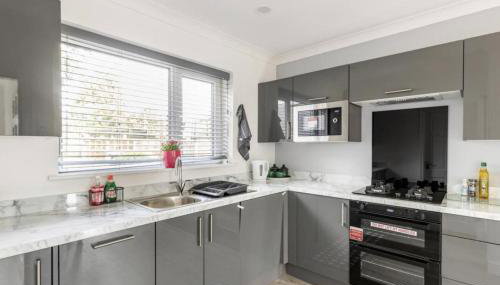 3 Bed House - Sleeps 5 - Parking - Garden - Wifi - Foto 3