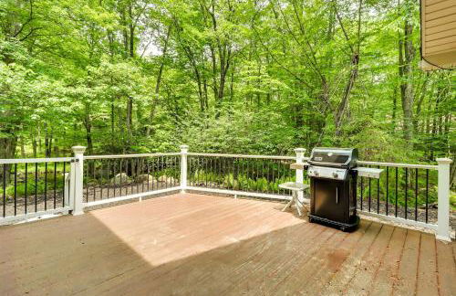 Woodsy Big Bass Lake Hideaway with Fire Pit and Deck! - Foto 24