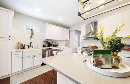 HostWise Stays - The Carnegie - Sauna, 1 Block from Butler St, Family Friendly - Foto 31