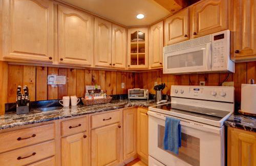 Secluded 2BR Cabin w Hot Tub, Pond, Trails, WiFi - Foto 18