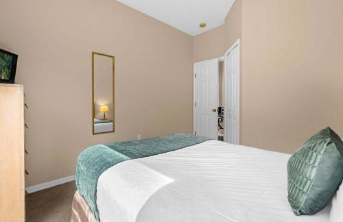 Upstay Home w Pool Hot Tub & Patio - Pet Friendly - Foto 29