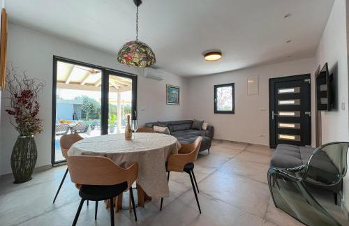 Mediterranean Oasis Seaside Villa with Pool - Foto 7