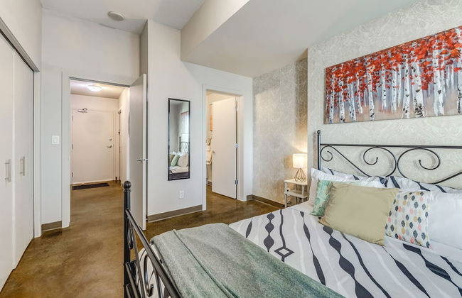 Luxury 2BR Condo - Downtown City Views - Photo 5