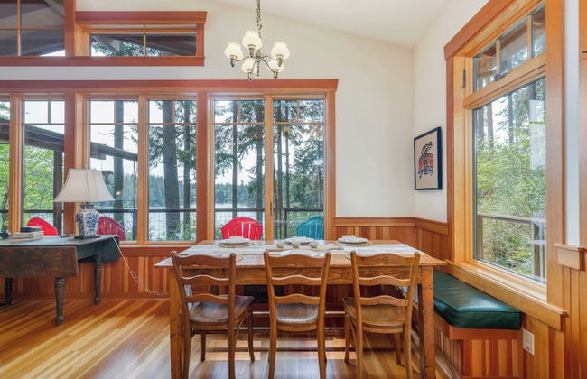 Goss Lake Chalet by Avantstay Lakefront w/ Dock - Photo 12