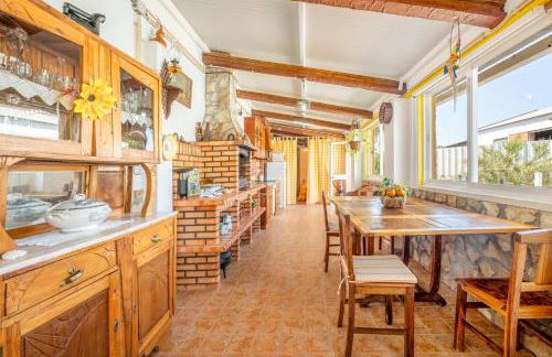 Eclectic oasis with poolside charm in Arranhó - Foto 7