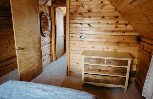 Beautiful Alaskan Log Cabin on Wooded Lot - Foto 13