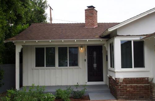 Cozy 3BR Home With Pool, Yard, Garage, and 80 inch TV! - Foto 49