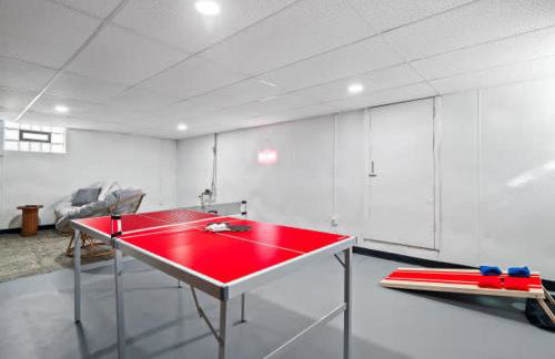 Spacious 4BR in Kamms Corners Cleveland - Game Room - Sleeps 9 - Foto 36