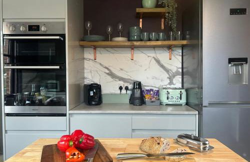 Park View is a beautiful whole entire house close to town centre, sleeps 8 in 4 rooms, 2 doubles and 4 single beds with 2 shower rooms, available for holidays, insurance stays, trades people, contractors, pets welcome - Foto 22