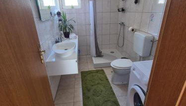 A.M. - Foto 3, Shower