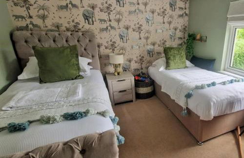 South Coast New Forest Holiday Home-4 Bed-Sleeps 8-Spacious-Parking-EV Dock-Large Garden-Playground-Great for Families-Groups-Professionals - Foto 11