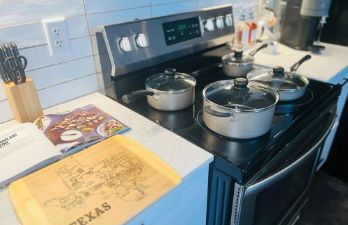 SkyPool-Roof Lounge-Free Parking-Gym-Loft-Theatre - Photo 14