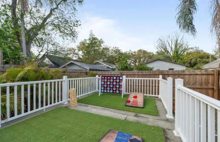 Modern Moroccan Villa w/ Firepit, BBQ + Game Room! - Foto 19