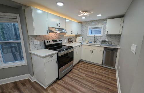 Modern Luxe Family & Groups Friendly Bungalow with Patio & Workspace - Foto 6