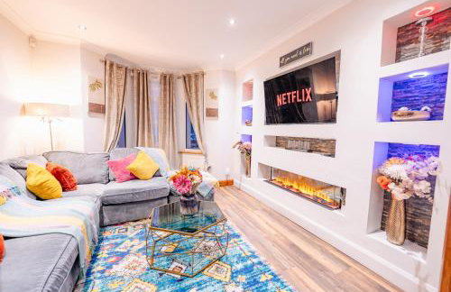 4BR 2Bath Home -Hot Tub, Free Parking & Games Room - Foto 19