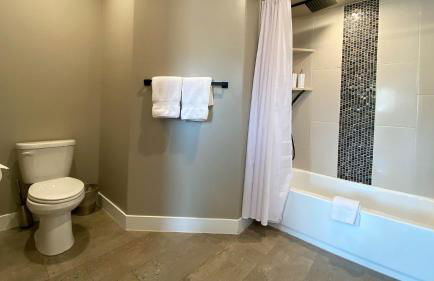 Timber & Tin F 2Bed 2Bath w Pool & Rooftop Deck - Foto 22