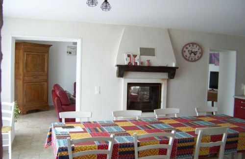 Maison rénovée en pleine campagne avec terrain, terrasse et équipements familiaux - FR-1-426-157 - Foto 10