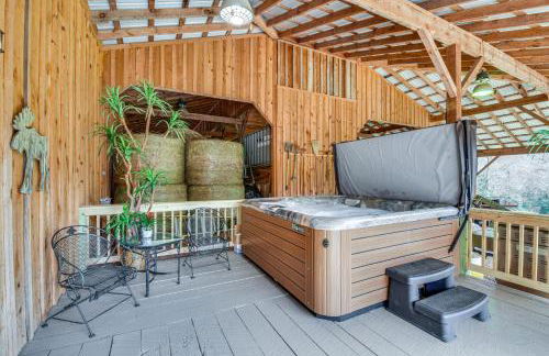 Clarkesville Rustic Hideaway on 38-Acre Farm! - Foto 14