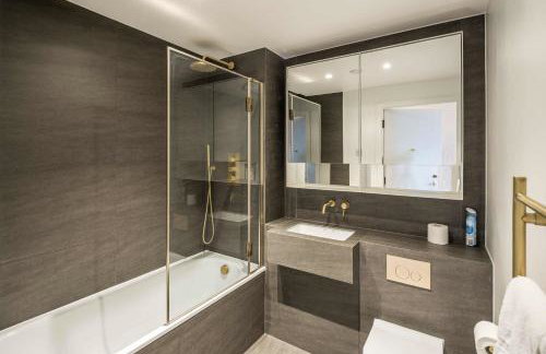 Modern 3-Bedroom Apartment near Kings Cross & Coal Drops - Photo 73