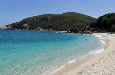 Large Stone Villa with garden. - Foto 32