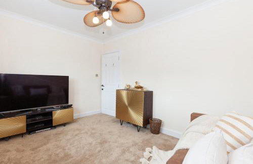 Modern 4 bedroom family home with driveway parking - Foto 12