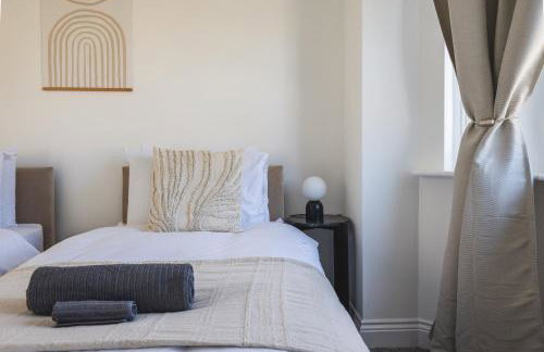 Arte Stays Serviced Houses Stratford - 3 Bedrooms 2 Bathrooms Houses London, Stratford, Maryland, Free Parking, Garden, Weekly or Monthly Stays - up to 8 guests - Foto 8