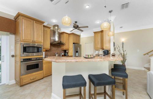 Villa Hibiscus-Waterfront-Free Heated Pool-Dock-Bikes-Other Amenities - Photo 14