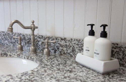 Lakeview on Main Pool Fire Pit and Walkable - Foto 20