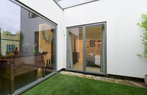 Architect-Designed Luxury Retreat 3BR Chessington - Pass the Keys - Photo 41