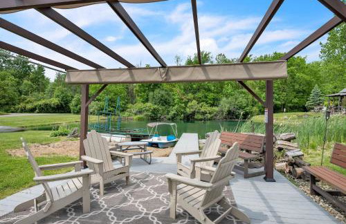 Lakeside Retreat with Hot Tub & Game Room home - Foto 11