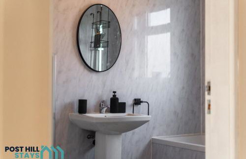 Large 4BR - Ideal Long Stays - Parking - Fast WiFi - Foto 17