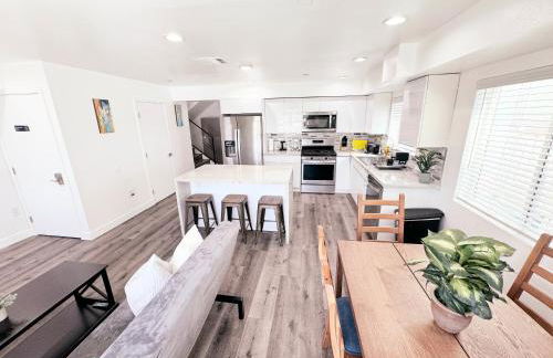 Cozy 3 BR Townhouse with Balcony - Photo 3