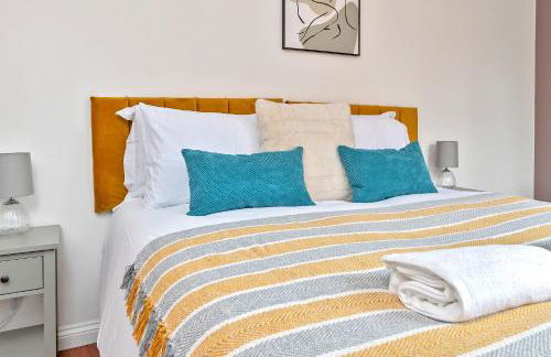 Stylish Town Centre Apartment, ALLOCATED FREE PARKING SPACE, RICKMANSWORTH HIGH STREET, Modern Decor, Juliet Balcony, Walking Distance to Rickmansworth Station Metropolitan Line - Foto 48