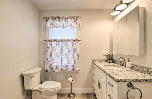 Sun-Dappled Retreat - Walk to Wickaboag Lake! - Foto 24