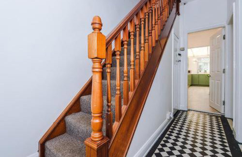 The Lyme Lounge - Contemporary & Stylish 3BR Home - Sleeps 7 with Parking & Wi-Fi - Perfect For Business or Work Stays - By Parydise Properties - Foto 19